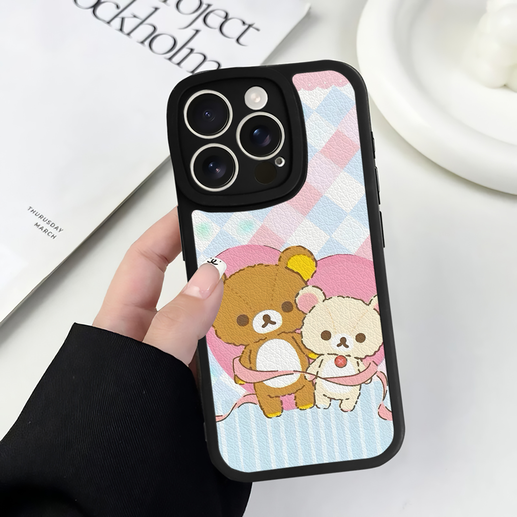 （画像用） リラックマ リラックマ キイロイトリ Rilakkuma Korilakkuma Kiiroitori 【iPhone 16シリーズ対応】シリコンスマホケース（レザー調） 材質：シリコン